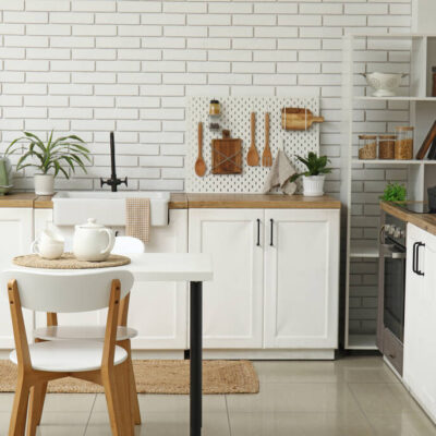 Cuisine ouverte ou cuisine fermée aménagée dans un appartement parisien, espace indépendant optimisé pour le confort d’usage et l’organisation.