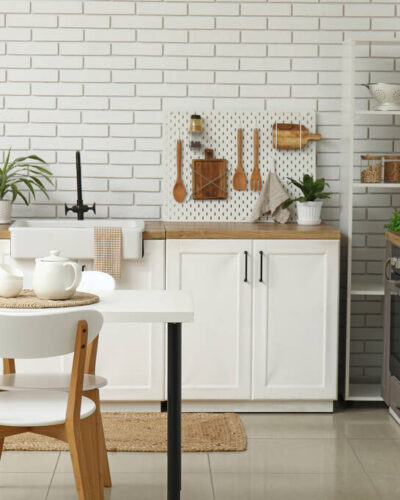 Cuisine ouverte ou cuisine fermée aménagée dans un appartement parisien, espace indépendant optimisé pour le confort d’usage et l’organisation.