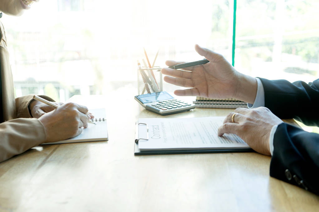 Échange entre acheteur et professionnel lors d’une offre d’achat immobilière