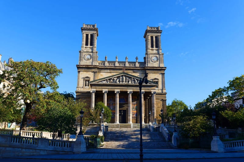 Église Saint-Vincent-de-Paul dans le 10ᵉ arrondissement de Paris, vue sur la place et les immeubles alentours
