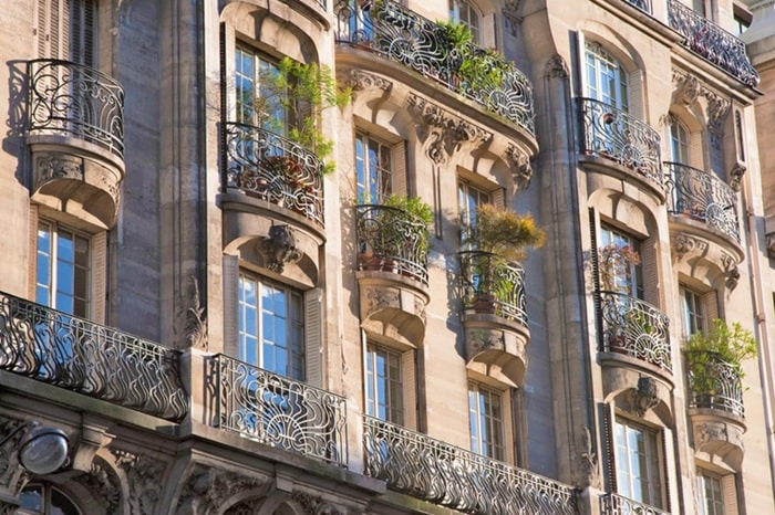 Façade d’un immeuble ancien à Paris, typique du marché résidentiel parisien
