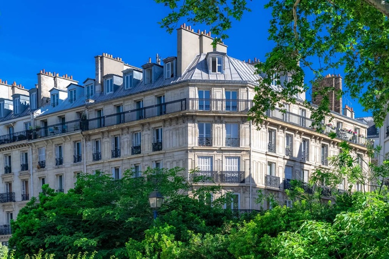 Immeuble parisien typique abritant un appartement loué destiné à être repris pour habitation