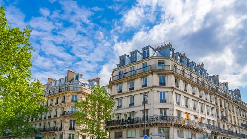 Immeuble haussmannien parisien typique d’un marché immobilier sous tension