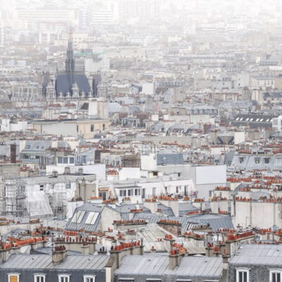Vue d’ensemble des toits de Paris illustrant la densité urbaine et les contrastes du 18e arrondissement