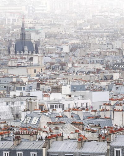 Vue d’ensemble des toits de Paris illustrant la densité urbaine et les contrastes du 18e arrondissement