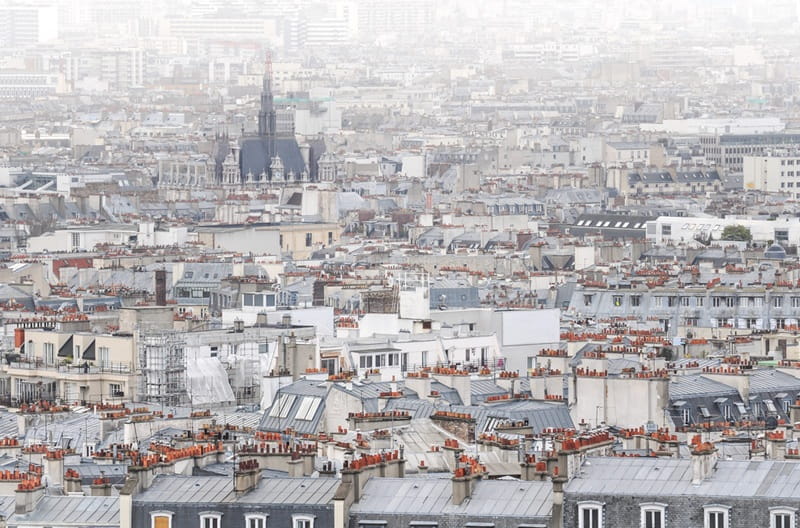 Vue d’ensemble des toits de Paris illustrant la densité urbaine et les contrastes du 18e arrondissement