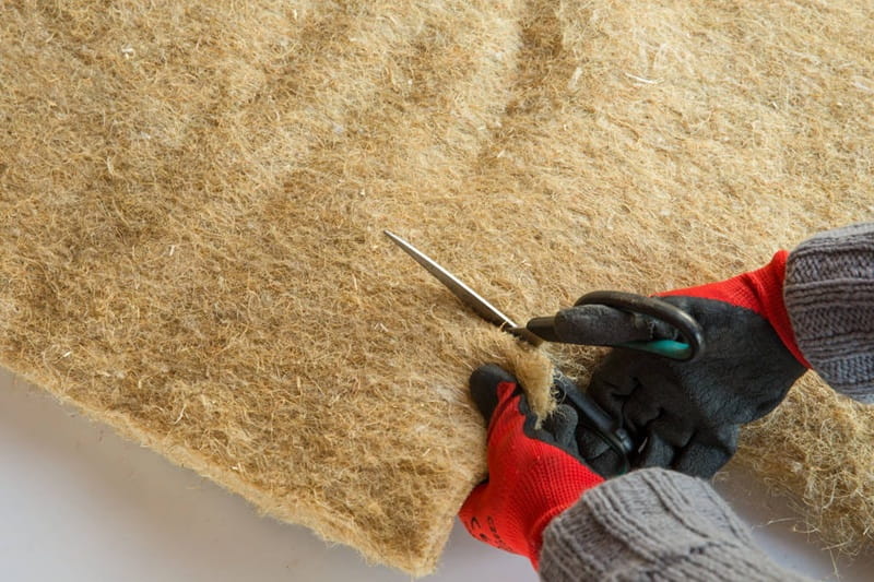 Matériau isolant illustrant les enjeux d’isolation thermique dans un logement ancien