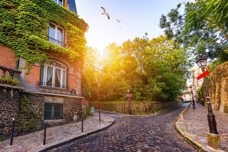 Rue pavée et maisons typiques de Montmartre illustrant le cadre résidentiel du 18e arrondissement