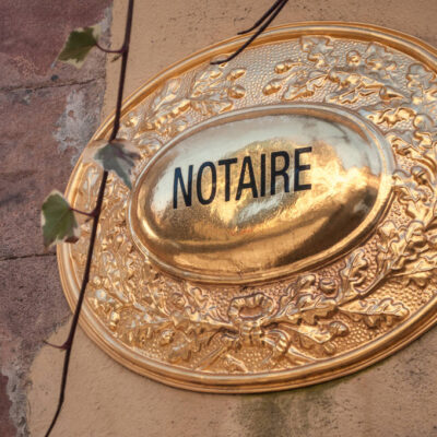 Plaque professionnelle de notaire apposée sur la façade d’un office notarial en France