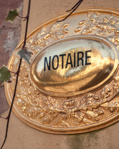 Plaque professionnelle de notaire apposée sur la façade d’un office notarial en France