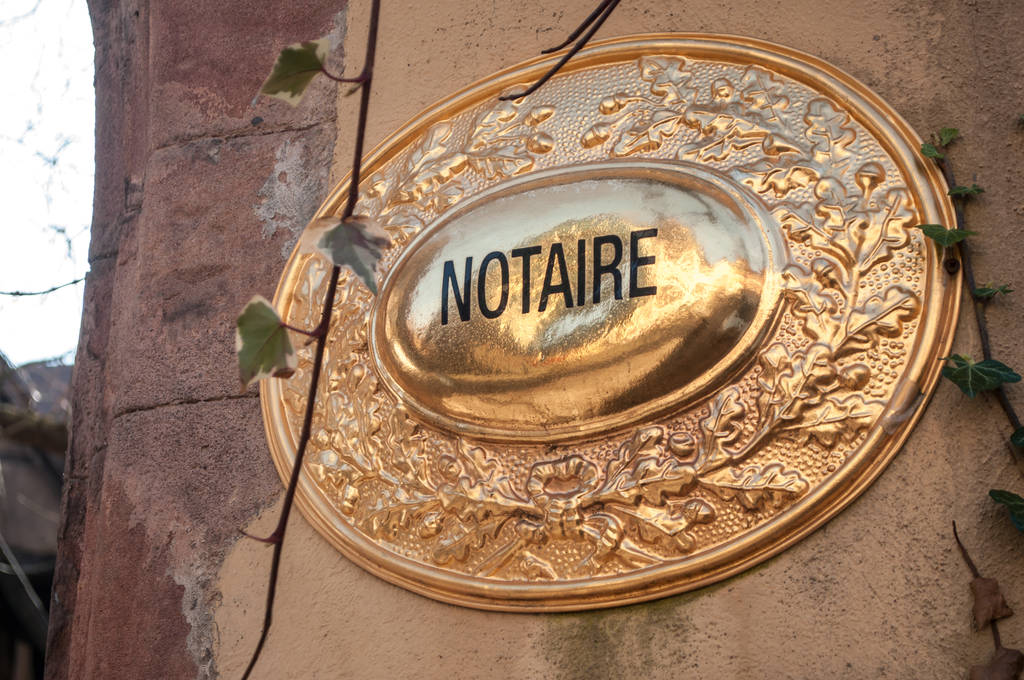 Plaque de notaire en France, intervenant lors de la promesse de vente et de la gestion de l’indemnité d’immobilisation