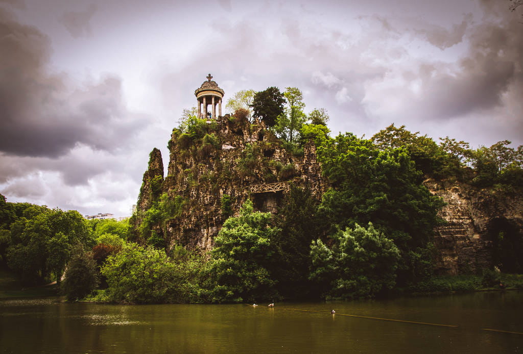 Parc des Buttes-Chaumont à Paris 19, environnement verdoyant apprécié des acheteurs immobiliers