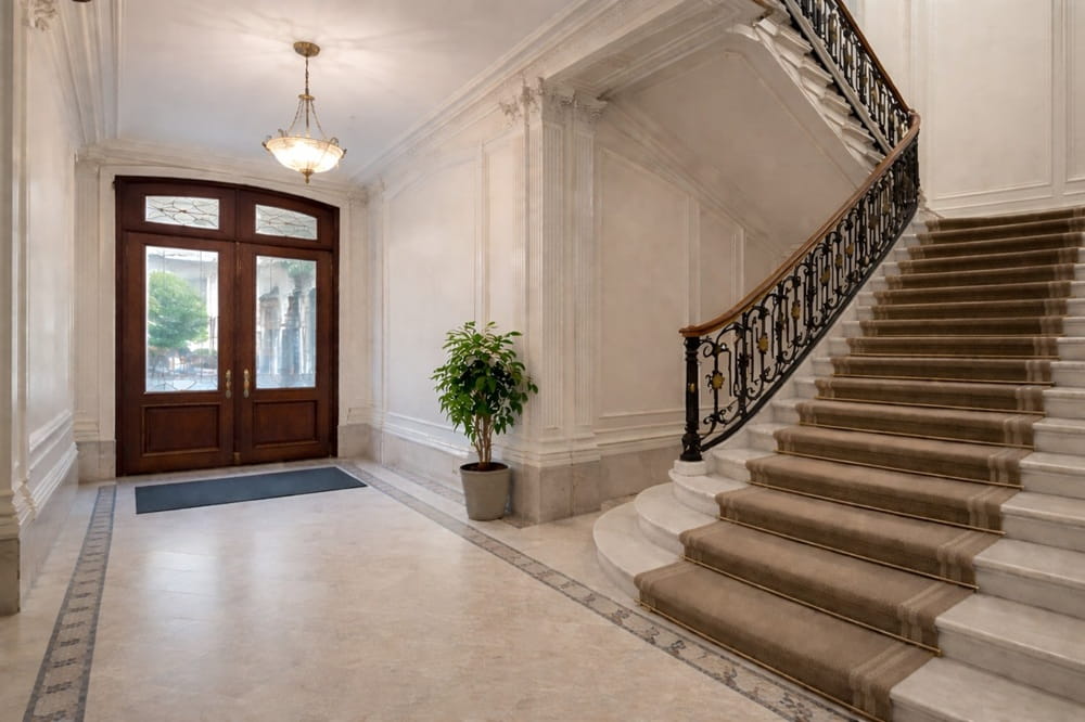 Hall et escalier de parties communes dans un immeuble parisien ancien, élément clé à analyser avant un achat immobilier à distance