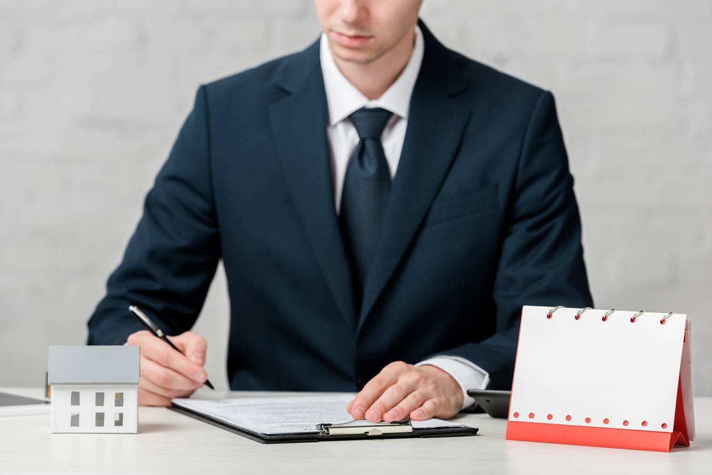 Analyse d’un projet d’achat immobilier avec dossier, calendrier et modèle de maison