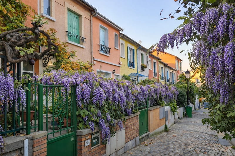 Rue de la Mouzaïa à Paris 19, maisons basses et environnement calme recherché par les familles