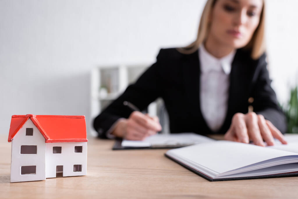 Signature d’une promesse de vente immobilière chez le notaire, avec indemnité d’immobilisation