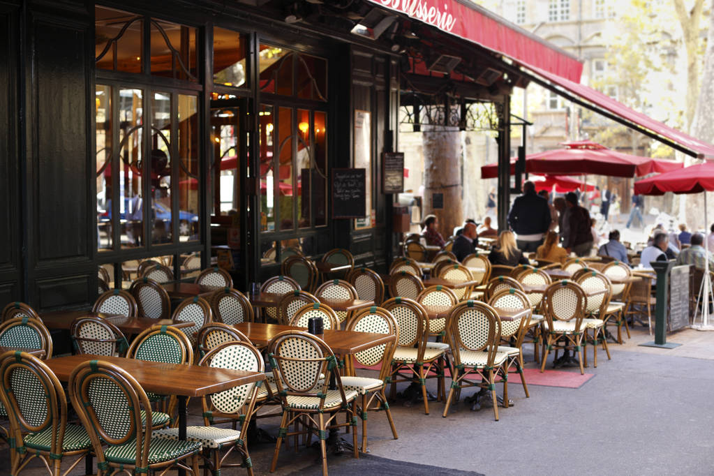 Terrasse de restaurant en rez-de-chaussée sous des appartements à Paris