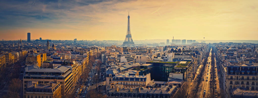 Vue aérienne de Paris avec la tour Eiffel, illustrant le contexte urbain et le marché immobilier parisien pour un achat en tant que non-résident