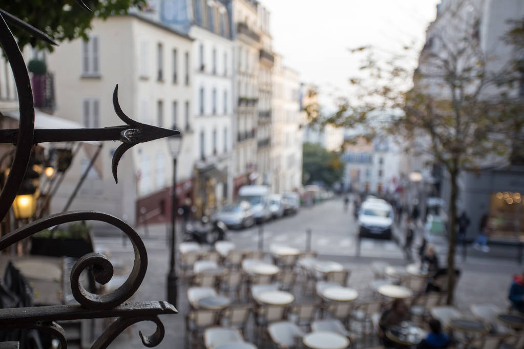 Vue sur une terrasse de restaurant depuis un appartement parisien situé à l’étage
