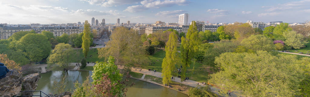 Vue panoramique sur le parc des Buttes-Chaumont dans le 19ᵉ arrondissement de Paris
