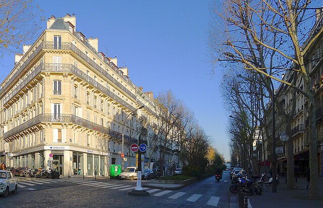 Avenue Trudaine dans le 9e arrondissement de Paris, avec immeubles haussmanniens, perspective arborée et ambiance résidentielle