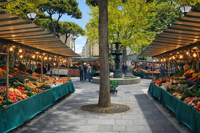 Étals du marché de Popincourt dans le 11ᵉ arrondissement de Paris