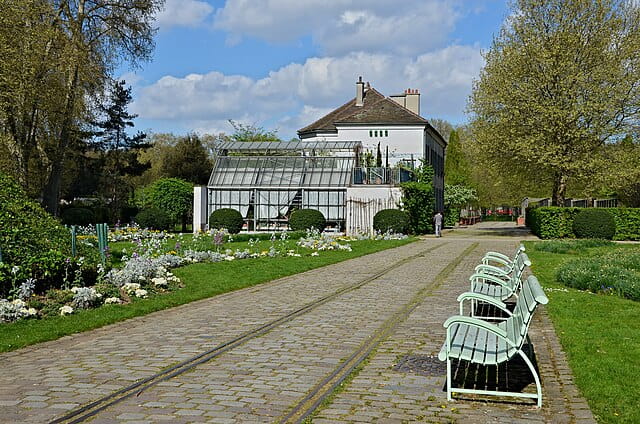Allée pavée du parc de Bercy avec bancs et verdure dans le 12ᵉ arrondissement
