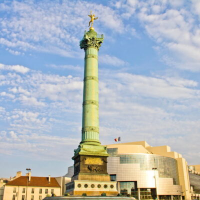 Colonne de Juillet et Opéra Bastille à la place de la Bastille, à la limite du 12ᵉ arrondissement de Paris