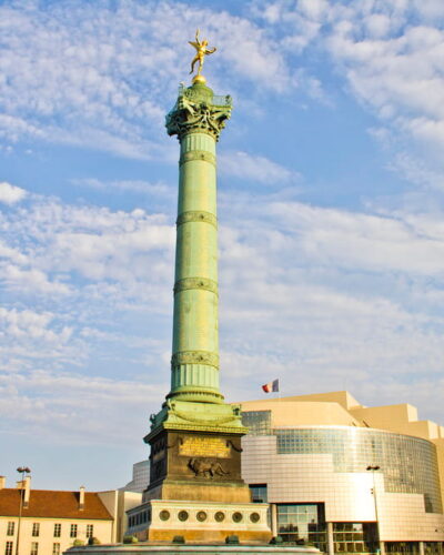 Colonne de Juillet et Opéra Bastille à la place de la Bastille, à la limite du 12ᵉ arrondissement de Paris