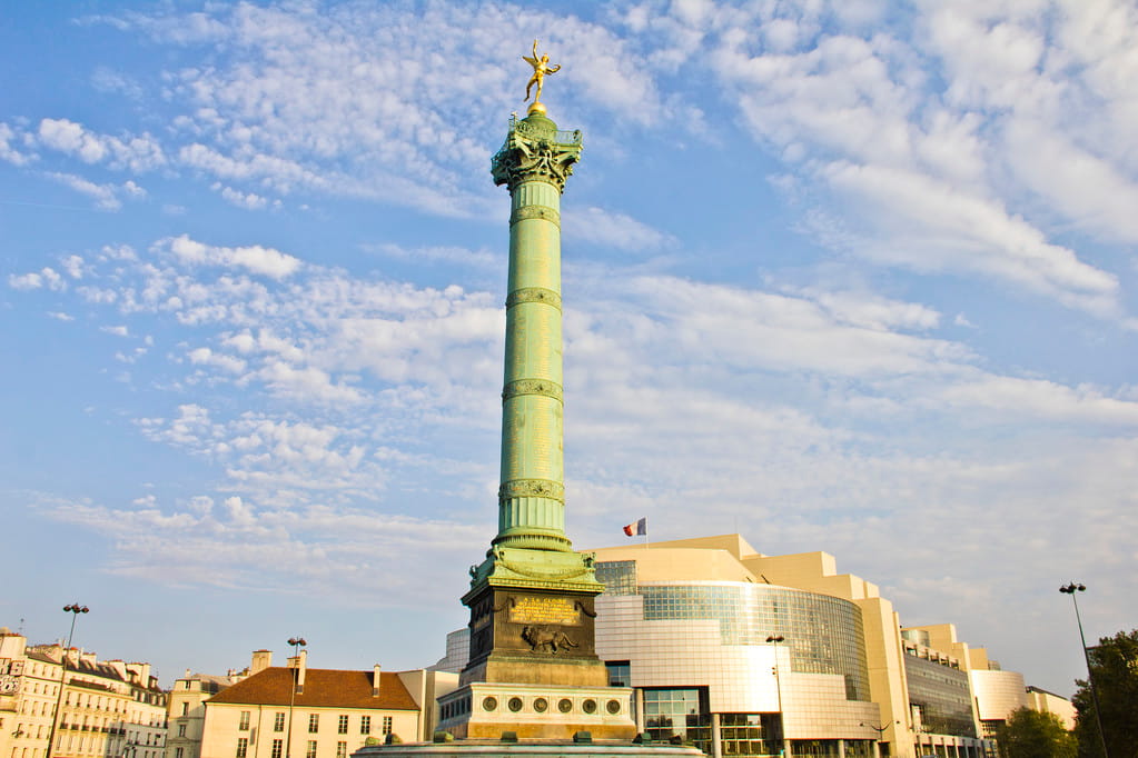 Colonne de Juillet et Opéra Bastille à la place de la Bastille, à la limite du 12ᵉ arrondissement de Paris