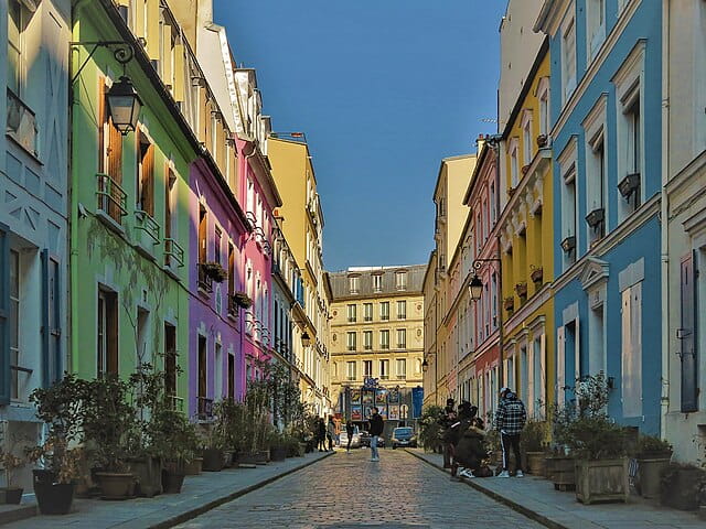 Rue Crémieux aux façades colorées dans le 12ᵉ arrondissement de Paris