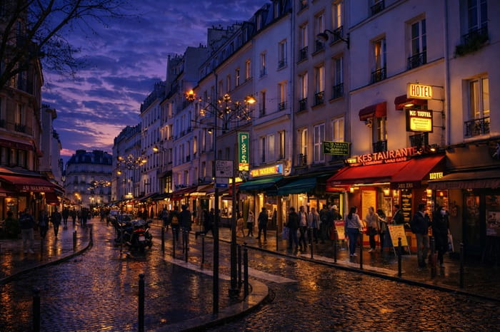 Rue de la Roquette animée dans le 11ᵉ arrondissement de Paris