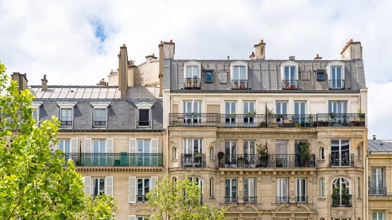 Immeubles haussmanniens à Paris illustrant le marché résidentiel concerné par la vente notariale interactive