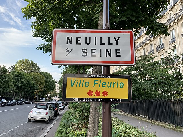 Panneau d’entrée de Neuilly-sur-Seine dans le quartier des Sablons