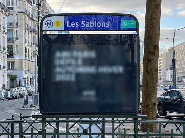 Accès à la station de métro Les Sablons à Neuilly-sur-Seine